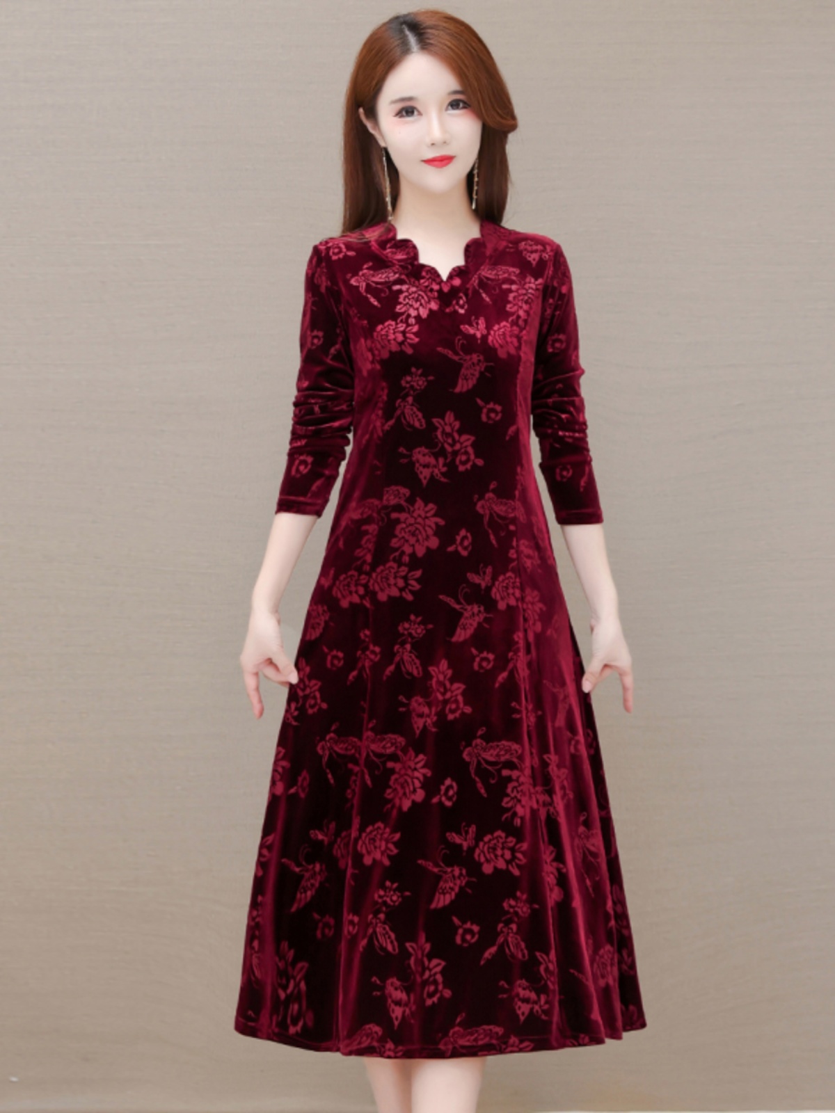 Women Fashion Over 60 - Vestido Elegante de Veludo com Decote